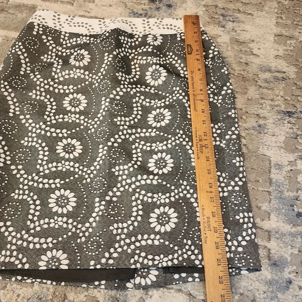 Banana Republic grey floral pencil skirt. Women's‎ size 6